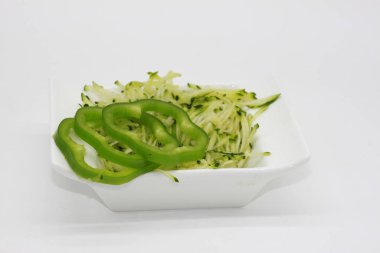 Beyaz arka planda dilimlenmiş sebzeler