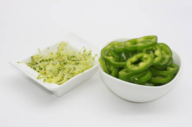 Beyaz arka planda dilimlenmiş sebzeler