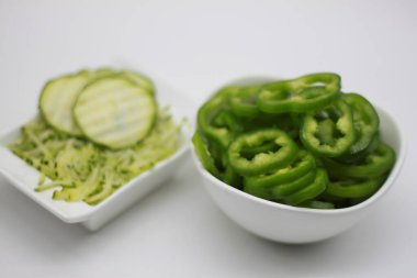 Beyaz arka planda dilimlenmiş sebzeler