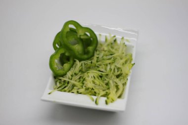 Beyaz arka planda dilimlenmiş sebzeler