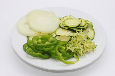 Beyaz arka planda dilimlenmiş sebzeler