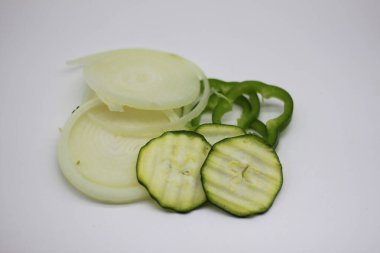 Beyaz arka planda dilimlenmiş sebzeler