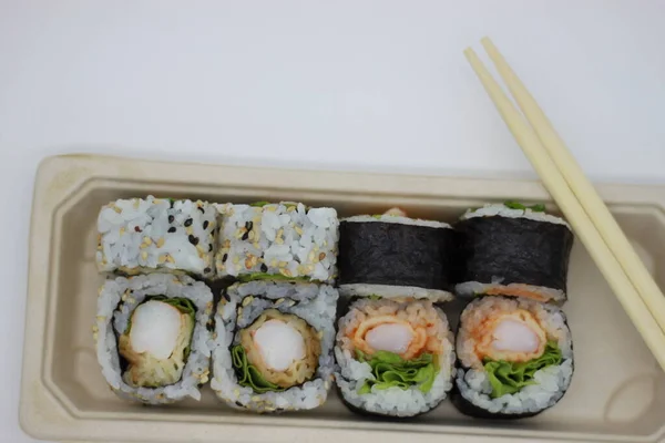 Bandeja Sushi Fundo Branco — Fotografia de Stock