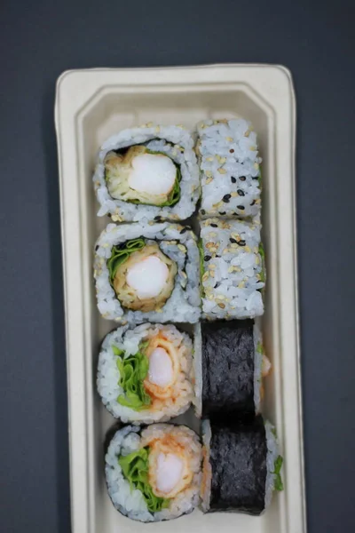 Sushi Dienblad Zwarte Achtergrond — Stockfoto