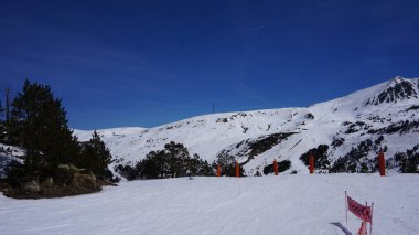 Andorra 'da kapalı bir kayak merkezinde.
