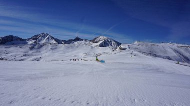 Bir kayak merkezinin karlı manzarası