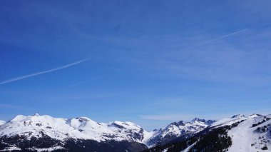 Bir kayak merkezinin karlı manzarası