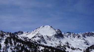 Bir kayak merkezinin karlı manzarası