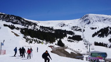El Tarter, Andorra, 10 Nisan 2022 Bir kayak merkezinin yamaçlarında kayak günü