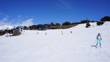 El Tarter, Andorra, 10 Nisan 2022 Bir kayak merkezinin yamaçlarında kayak günü