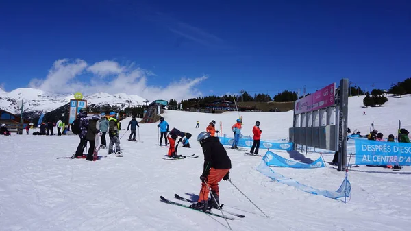 Tarter Andorra Nisan 2022 Bir Kayak Merkezinin Yamaçlarında Kayak Günü — Stok fotoğraf