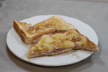 Jambonlu ve peynirli sandviç.