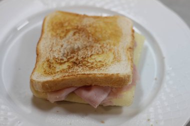 Jambonlu ve peynirli sandviç.