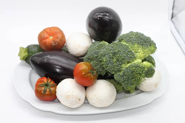Baki Sayuran Pada Latar Belakang Putih — Stok Foto