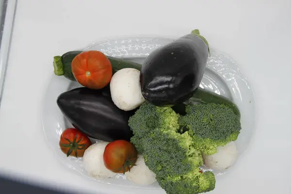 Gemüsetablett Auf Weißem Hintergrund — Stockfoto