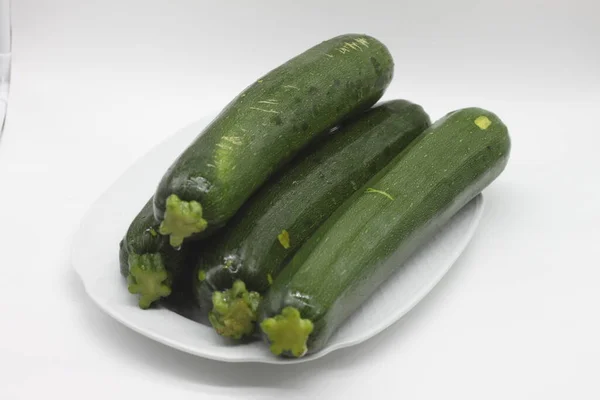 Grüne Zucchini Auf Einem Weißen Tablett — Stockfoto