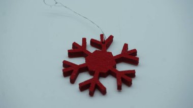 Beyaz arkaplanda Noel süsleri