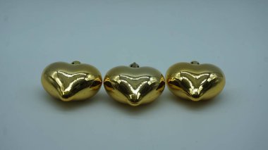 Beyaz arkaplanda Noel süsleri