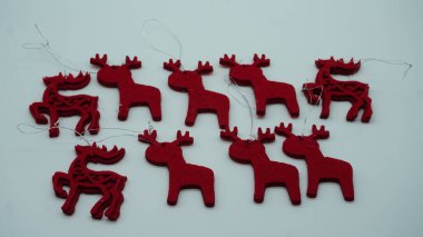 Beyaz arkaplanda Noel süsleri