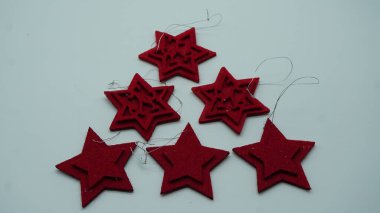 Beyaz arkaplanda Noel süsleri