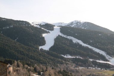 Andorra 'daki Pireneler' in dağlarında kar ve kayak manzarası