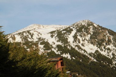 Andorra 'daki Pireneler' in dağlarında kar ve kayak manzarası