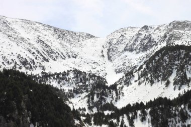 Andorra 'daki Pireneler' in dağlarında kar ve kayak manzarası