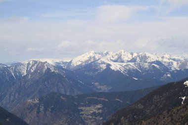 Andorra 'daki Pireneler' in dağlarında kar ve kayak manzarası