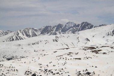 Andorra 'daki Pireneler' in dağlarında kar ve kayak manzarası