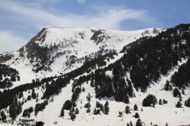 Andorra 'daki Pireneler' in dağlarında kar ve kayak manzarası