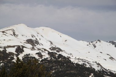 Andorra 'daki Pireneler' in dağlarında kar ve kayak manzarası