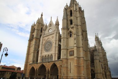 Leon, İspanya, 22 Haziran 2022: 2022 yazının başlarında Leon şehrinin manzarası