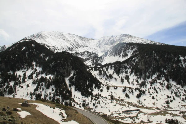 Τοπίο Του Χιονιού Και Του Σκι Στα Βουνά Των Πυρηναίων — Φωτογραφία Αρχείου