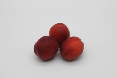 Kırmızı kayısı beyaz arkaplanda izole edildi