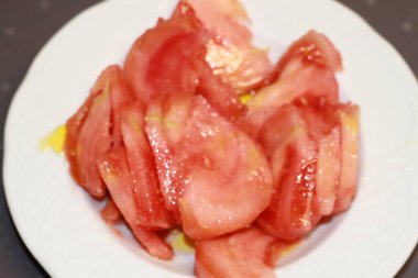 Kırmızı domates ve zeytinyağı.