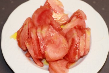 Kırmızı domates ve zeytinyağı.