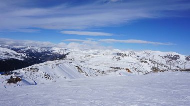 Andorra, Pireneler 'de bir kayak merkezinde karlı dağlar