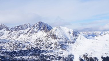 Andorra, Pireneler 'de bir kayak merkezinde karlı dağlar
