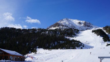 Andorra, Pireneler 'de bir kayak merkezinde karlı dağlar
