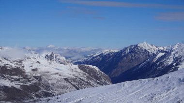 Andorra, Pireneler 'de bir kayak merkezinde karlı dağlar