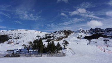 Andorra, Pireneler 'de bir kayak merkezinde karlı dağlar
