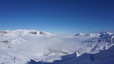 Andorra, Pireneler 'de bir kayak merkezinde karlı dağlar