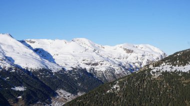 Andorra, Pireneler 'de bir kayak merkezinde karlı dağlar