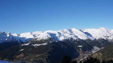 Andorra, Pireneler 'de bir kayak merkezinde karlı dağlar