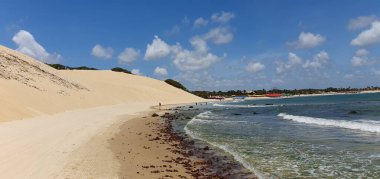 Natal, Rio Grande do Norte 'deki Genipabu plajının manzarası, kumsal parkıyla ünlüdür.