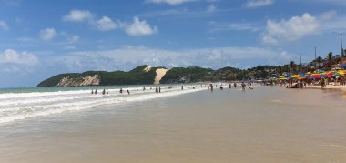 Mart ayında güneşli bir Cumartesi günü Brezilya 'nın Natal, Rio Grande do Norte kentindeki Punta Negra sahilinin manzarası