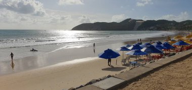 Punta Negra Sahili, Natal, Rio Grande do Norte, Brezilya, Mayıs 05, 2023: Morro de Careca ile ünlü Natal Negra Sahili 'nin gün doğumu manzarası,