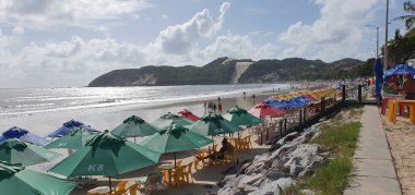 Punta Negra Sahili, Natal, Rio Grande do Norte, Brezilya, Mayıs 05, 2023: Morro de Careca ile ünlü Natal Negra Sahili 'nin gün doğumu manzarası,