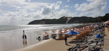Punta Negra Sahili, Natal, Rio Grande do Norte, Brezilya, Mayıs 05, 2023: Morro de Careca ile ünlü Natal Negra Sahili 'nin gün doğumu manzarası,