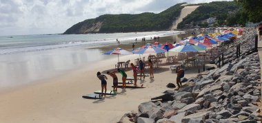 Punta Negra Sahili, Natal, Rio Grande do Norte, Brezilya, Mayıs 05, 2023: Morro de Careca ile ünlü Natal Negra Sahili 'nin gün doğumu manzarası,